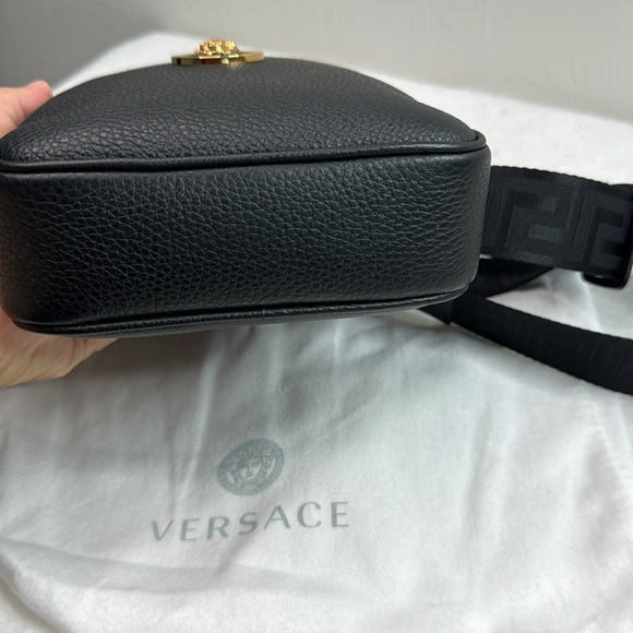 VERSACE NEW BLACK GOLD PEBBLE LEATHER MEDUSA UNISEX SHOULDER / CROSSBODY BAG - Picture 15 of 16